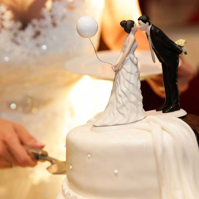 Hochzeitstorte anschneiden